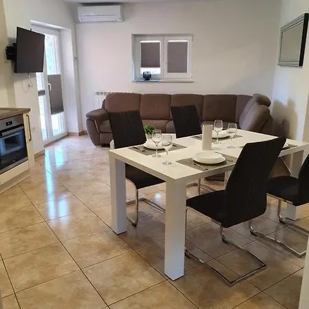 Apartma Maja, Mateja Копер
